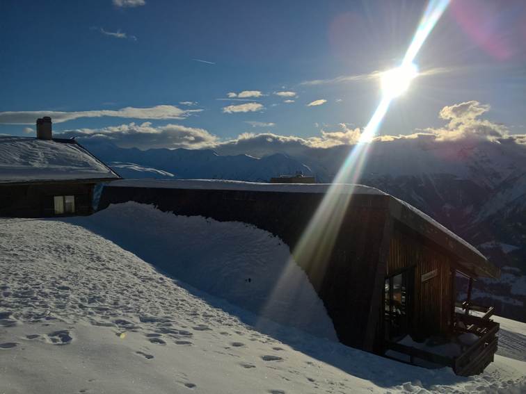 Ein Bild, das drau�en, Schnee, Himmel, Winter enth�lt.

KI-generierte Inhalte k�nnen fehlerhaft sein.