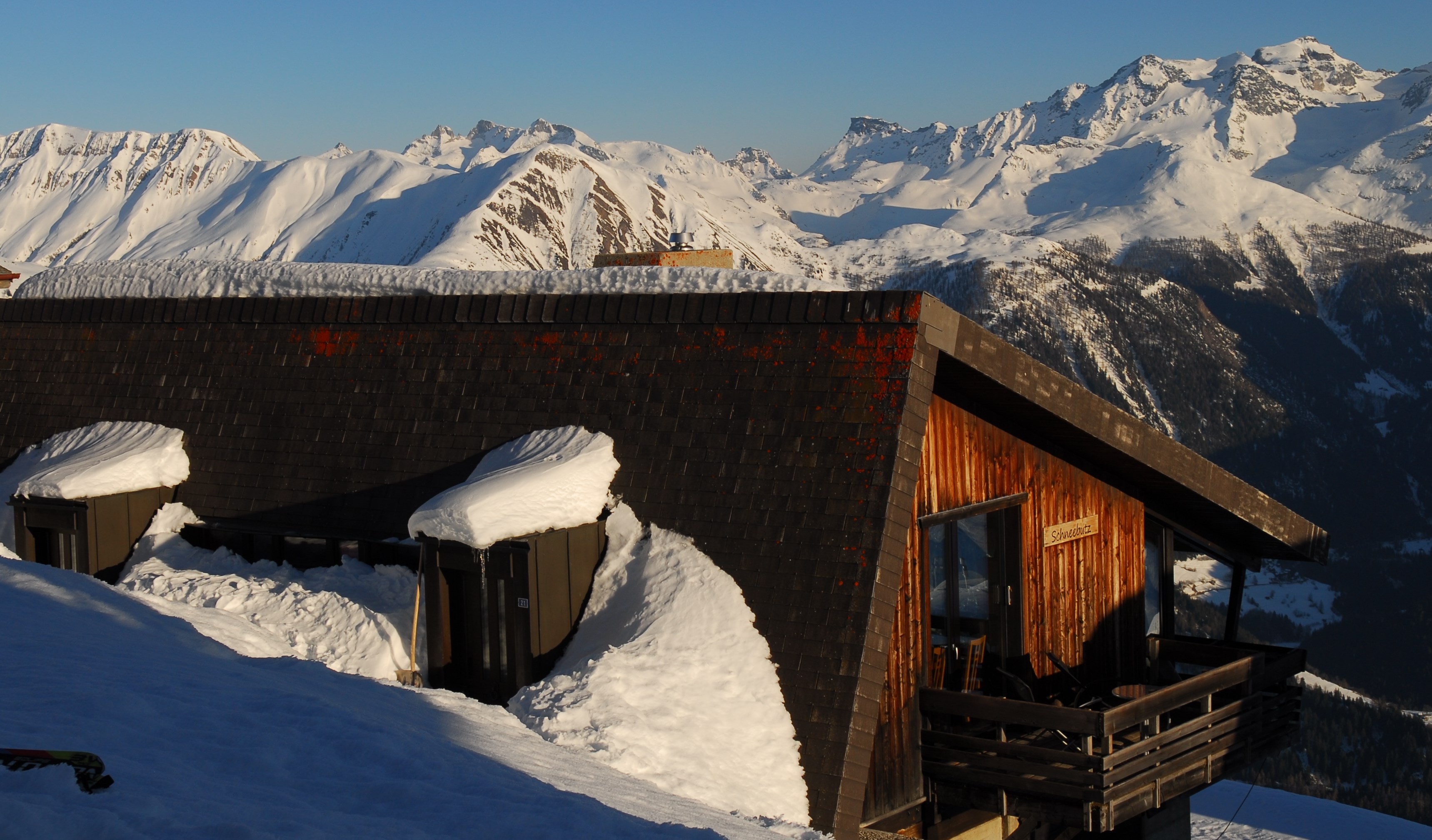 Ein Bild, das Schnee, Berg, Himmel, Gebude enthlt.

Automatisch generierte Beschreibung